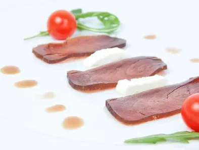 Receita Muxama de atum com tomate fatiado e queijo mozarella
