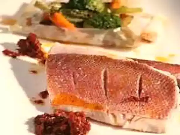 Receita Peixe em crosta de sal grosso com legumes ao cartoccio