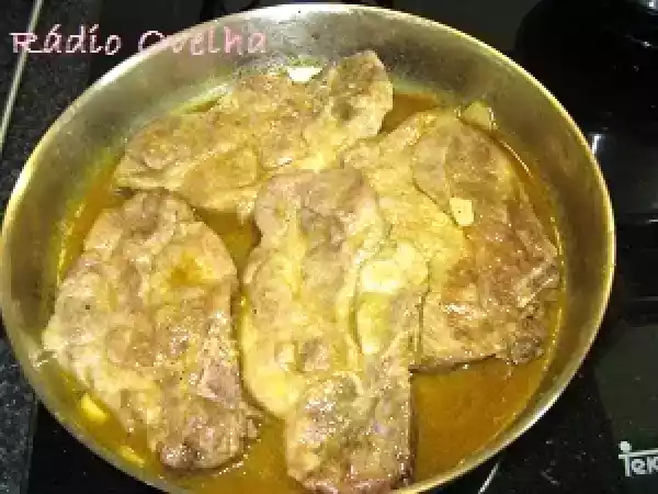 Receita Costeletas de porco com caril & mel a acompanhar com arroz de açafrão