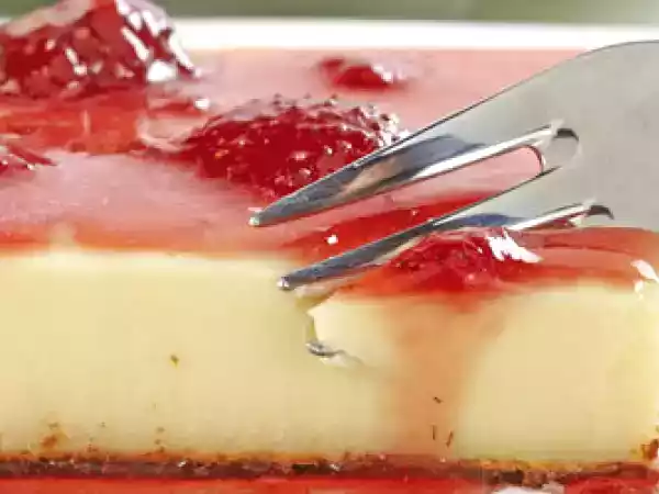 Receita Brigadeirão branco com calda de morango