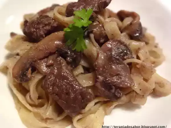 Receita Tagliatelle com tiras de filet mignon e cogumelos