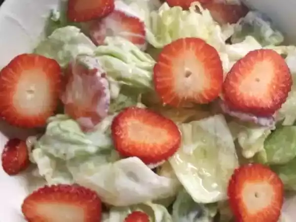 Receita Salada fresca de alface com frutas e molho de iogurte com mel e limão