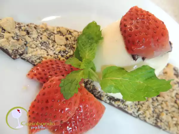 Receita Panna cotta de chocolate branco e champagne com morangos