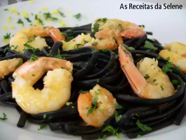 Receita Esparguete negro com camarão