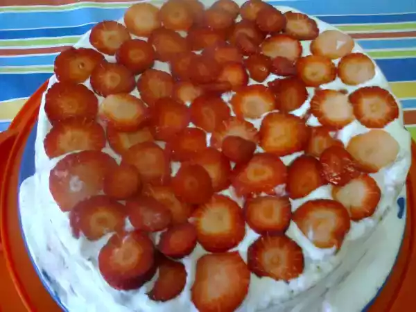 Receita Bolo com calda de morangos e natas