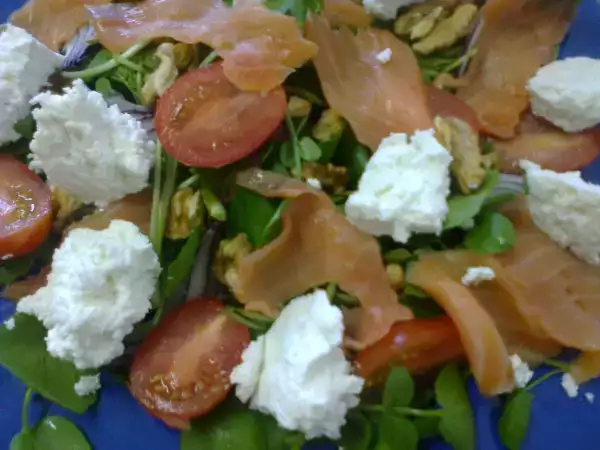 Receita Salada de salmão fumado com requeijão e molho de vinagre balsâmico