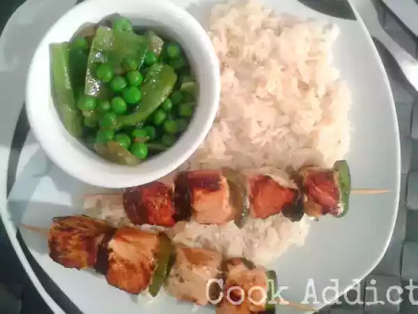 Receita Espetadas de salmão e perca & salda quente de alface e ervilhas