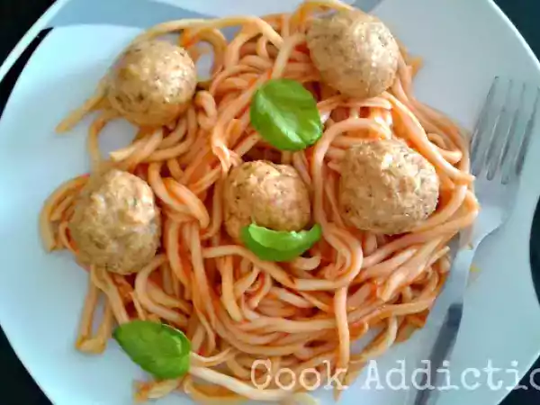 Receita Almôndegas de frango & massa com molho de tomate e manjericão