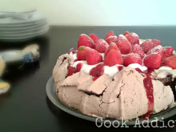 Receita Pavlova de 2 chocolates com morangos