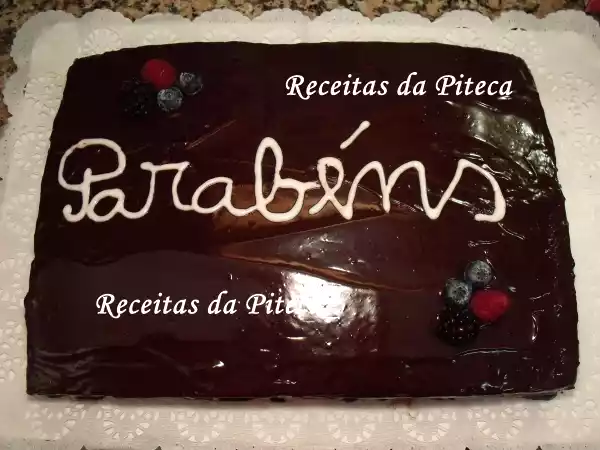 Receita Bolo de aniversário de chocolate e frutos silvestres