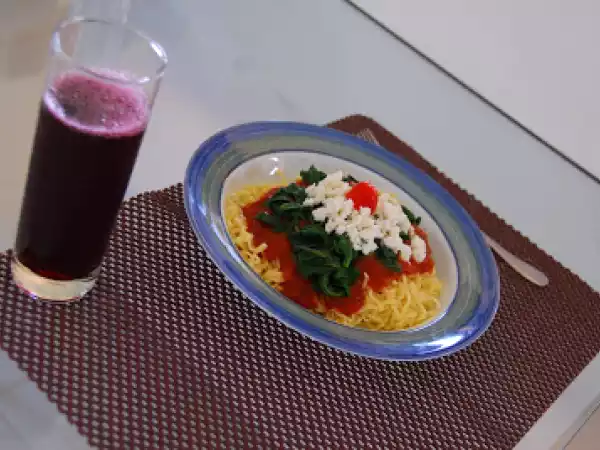 Receita Macarrão com molho de tomate cereja com bacon, em cama de espinafre e cobertura de ricota