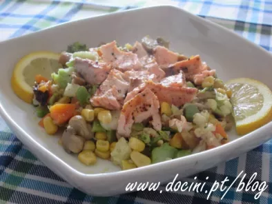 Receita Salada de legumes salteados e salmão grelhado