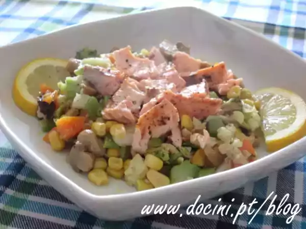 Receita Salada de legumes salteados e salmão grelhado