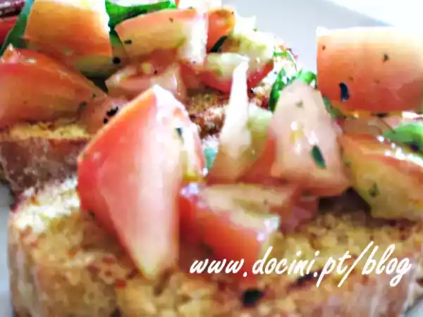 Receita Tiborna de broa de milho com tomate e manjericão
