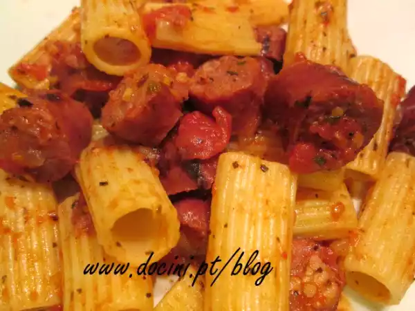 Receita Macarrão com salsichas frescas e molho de tomate