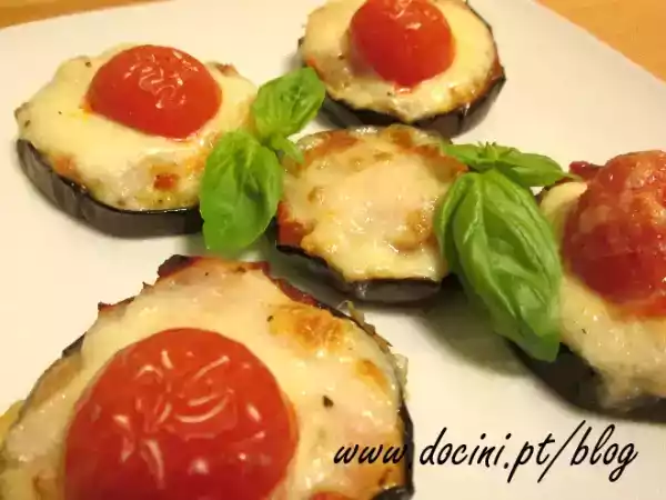 Receita Mini pizzas de beringela, fiambre de peru e mozzarella