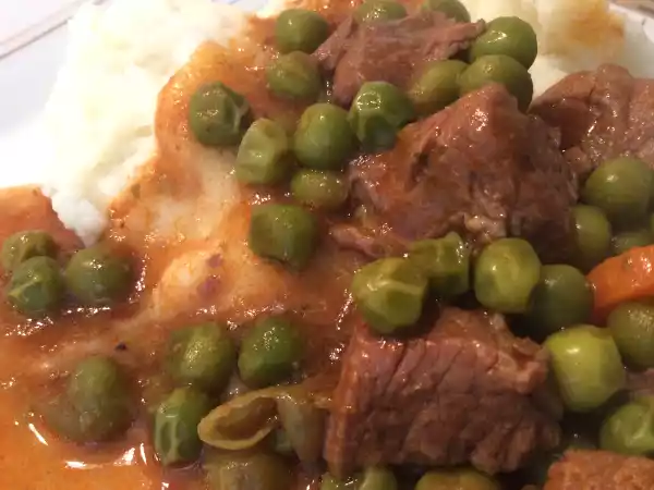Receita Carne de vaca estufada com cenouras e ervilhas