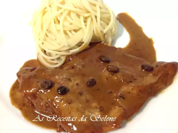 Receita Bife de perú com molho à café