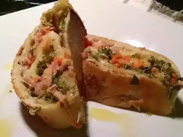 Receita Rocambole de peito de peru, cenoura e brócolis