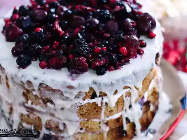 Receita Bolo de limão com chocolate branco e frutos vermelhos
