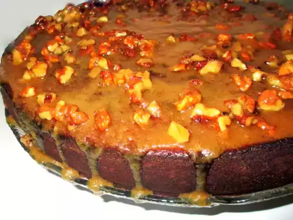 Receita Bolo com cobertura de caramelo e nozes