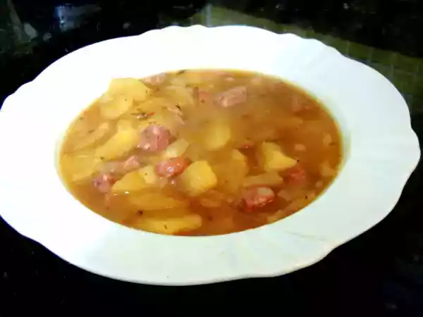 Receita Sopa de mandioca com calabresa (com vídeo)