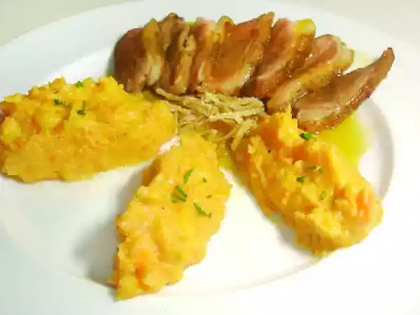 Receita Magret com calda de laranja e purê de cenoura