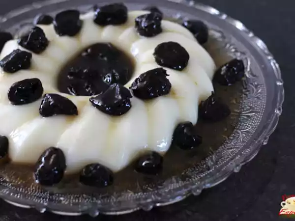 Receita Manjar branco com calda de ameixas