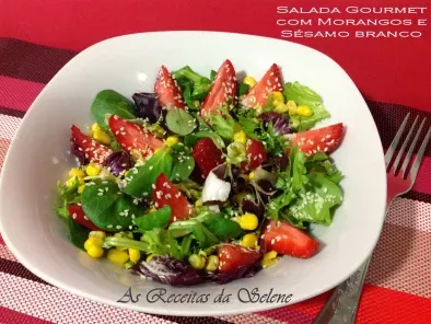 Receita Salada gourmet com morangos e sementes de sésamo branco