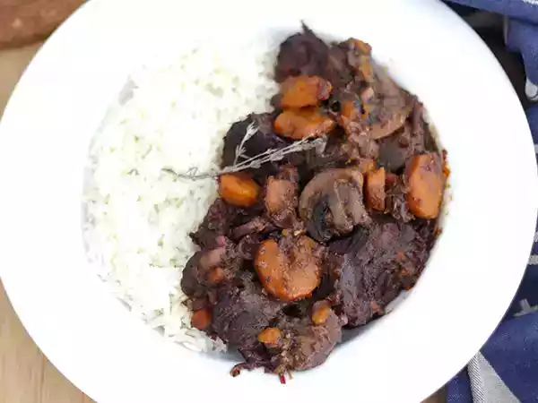 Receita Boeuf bourguignon tradicional: carne ao vinho estilo francês