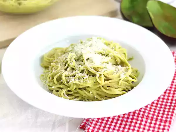 Receita Espaguete à carbonara (com abacate), versão vegetariana