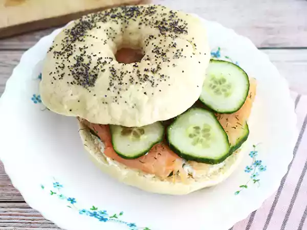 Receita Bagel com salmão, pepino e cream cheese