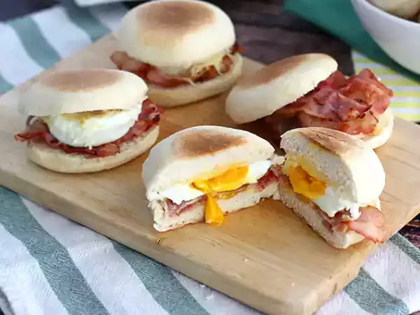 Receita Muffins recheados com ovos e bacon