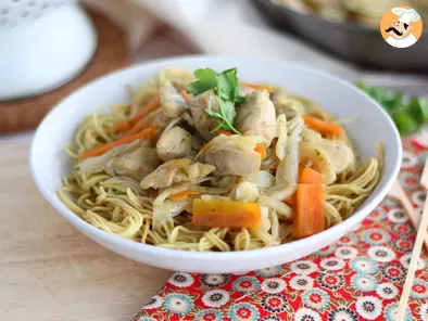 Chow mein com frango e legumes (receita chinesa)