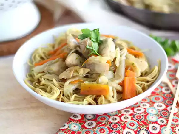 Receita Chow mein com frango e legumes (receita chinesa)