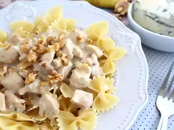 Receita Macarrão farfalle com molho de frango e gorgonzola