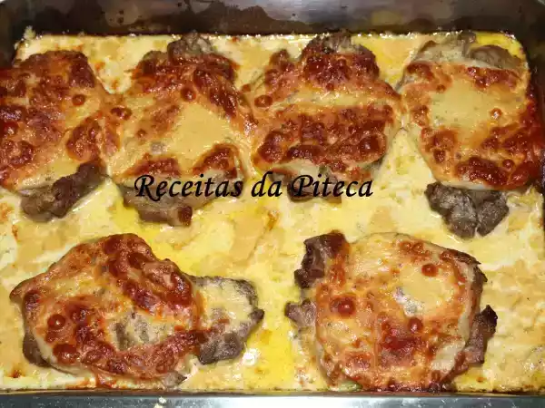 Receita Costeletas do cachaço gratinadas com queijo e fiambre do sabor intenso