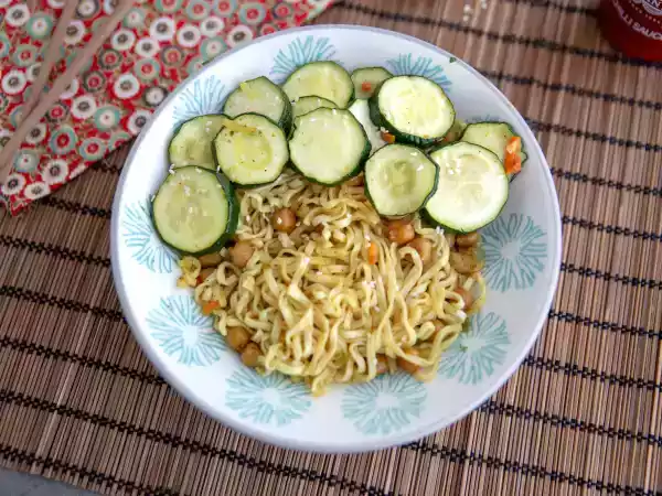 Receita Noodles com grão de bico tostados e curgete (abobrinha)
