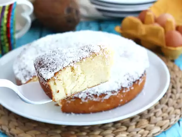 Receita Bolo toalha felpuda: o clássico bolo gelado de coco cremoso