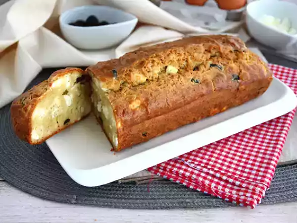 Receita Bolo de azeitonas pretas e queijo feta