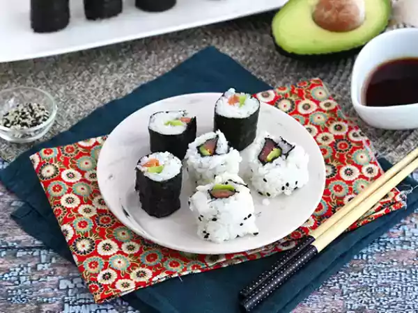 Receita Makis de salmão defumado e abacate (clássico e califórnia)