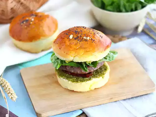 Receita Hambúrguer à italiana (molho pesto, tomate seco, muçarela)
