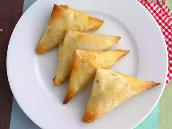 Receita Chamuças com queijo feta e cebolinho