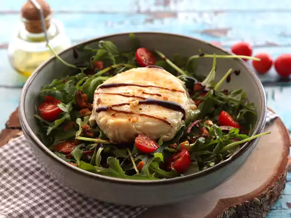 Receita Salada colorida com queijo quente