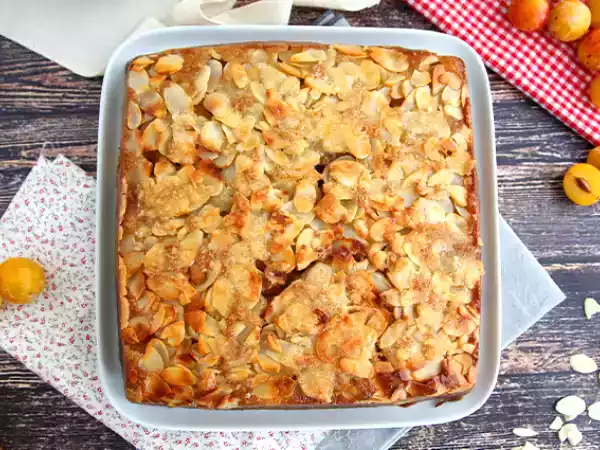 Receita Bolo invertido de ameixas e amêndoas
