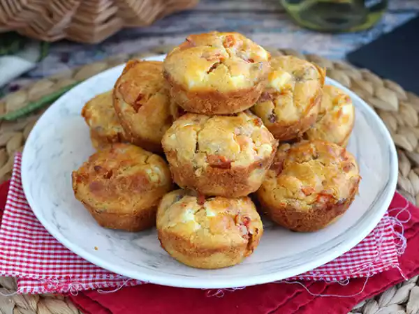 Receita Bolinho de atum, tomate e queijo feita (muffins salgados)