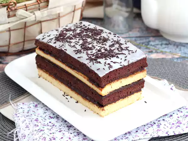 Receita Bolo em camadas (bolo de chocolate e baunilha)
