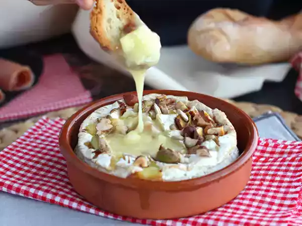 Receita Camembert assado no forno com mel e nozes