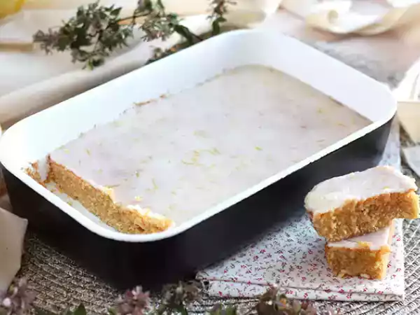 Receita Brownie de limão e aveia com cobertura glacê
