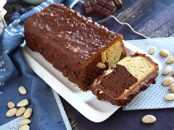 Receita Bolo mármore com cobertura chocolate e amêndoas